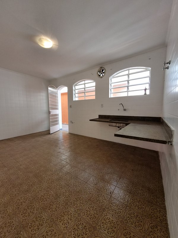 CASA LOCAÇÃO – AMPLA E PRONTA PARA USO IMEDIATO – EXCELENTE LOCALIZAÇÃO Rua Natingui São Paulo - 
