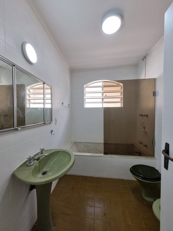 CASA LOCAÇÃO – AMPLA E PRONTA PARA USO IMEDIATO – EXCELENTE LOCALIZAÇÃO Rua Natingui São Paulo - 
