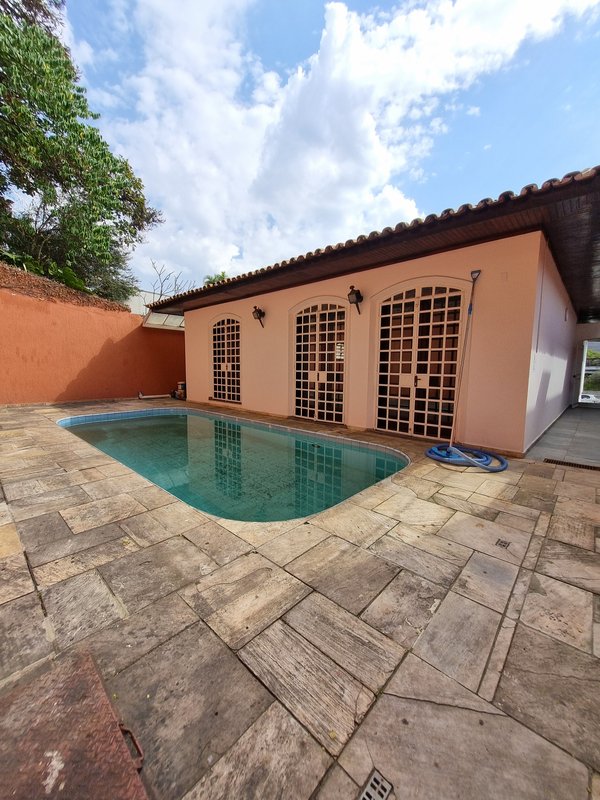 CASA LOCAÇÃO – AMPLA E PRONTA PARA USO IMEDIATO – EXCELENTE LOCALIZAÇÃO Rua Natingui São Paulo - 