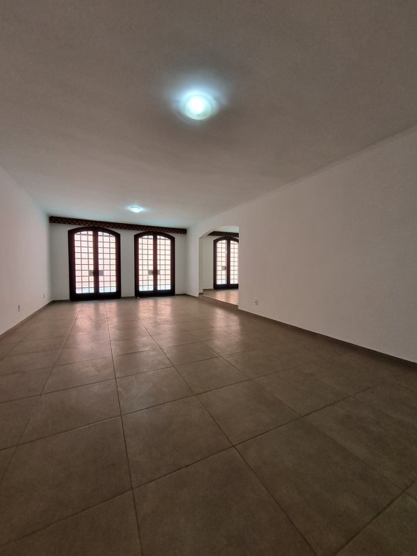 CASA LOCAÇÃO – AMPLA E PRONTA PARA USO IMEDIATO – EXCELENTE LOCALIZAÇÃO Rua Natingui São Paulo - 