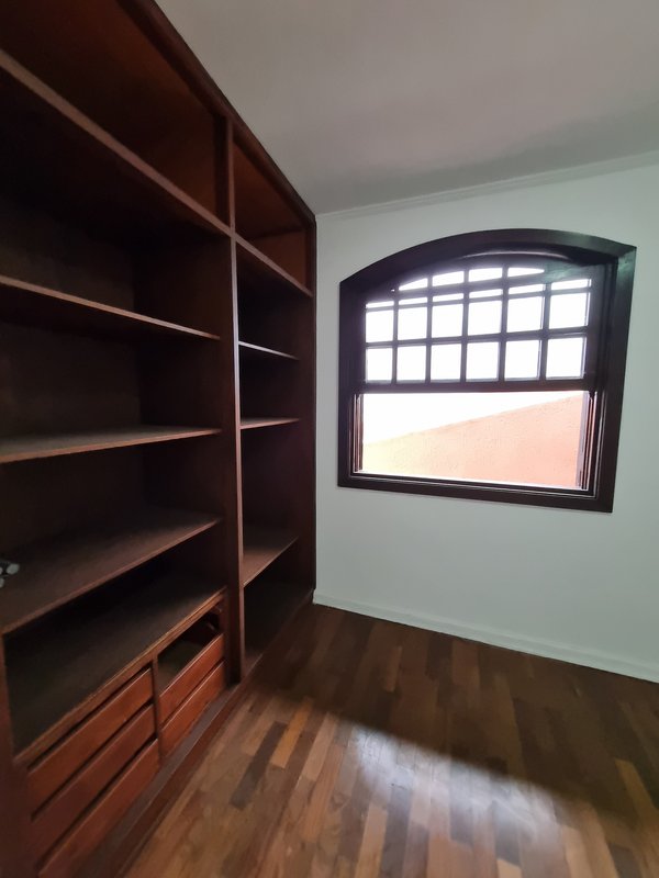 CASA LOCAÇÃO – AMPLA E PRONTA PARA USO IMEDIATO – EXCELENTE LOCALIZAÇÃO Rua Natingui São Paulo - 