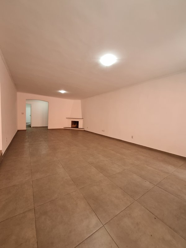 CASA LOCAÇÃO – AMPLA E PRONTA PARA USO IMEDIATO – EXCELENTE LOCALIZAÇÃO Rua Natingui São Paulo - 