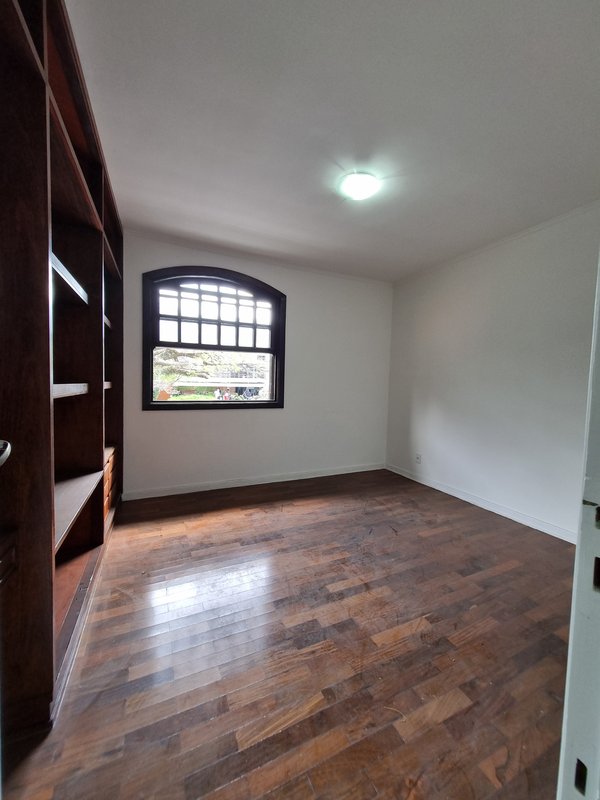 CASA LOCAÇÃO – AMPLA E PRONTA PARA USO IMEDIATO – EXCELENTE LOCALIZAÇÃO Rua Natingui São Paulo - 