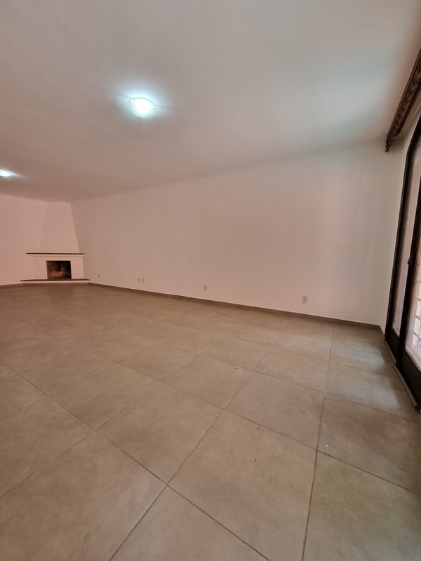 CASA LOCAÇÃO – AMPLA E PRONTA PARA USO IMEDIATO – EXCELENTE LOCALIZAÇÃO Rua Natingui São Paulo - 