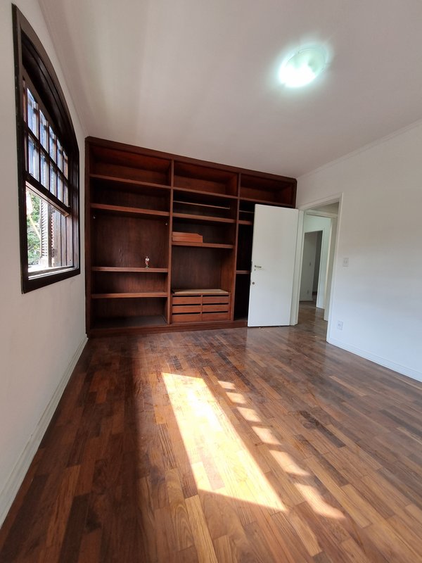 CASA LOCAÇÃO – AMPLA E PRONTA PARA USO IMEDIATO – EXCELENTE LOCALIZAÇÃO Rua Natingui São Paulo - 
