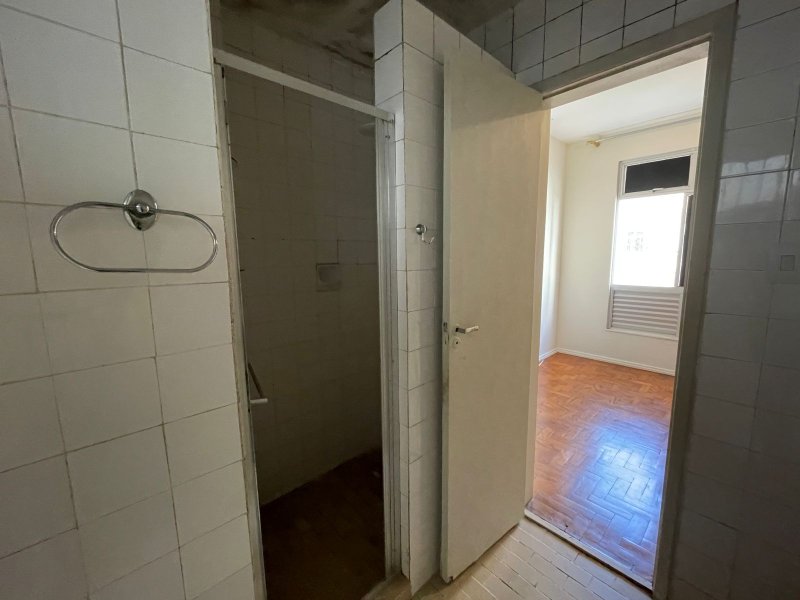 1/4  SALA COM DEPENDENCIA AREA DE SERVIÇO NASCENTE 10 MINUTOS DO PORTO DA BARRA !! Rua Doutor João Pondé Salvador - 