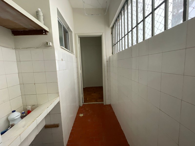 1/4  SALA COM DEPENDENCIA AREA DE SERVIÇO NASCENTE 10 MINUTOS DO PORTO DA BARRA !! Rua Doutor João Pondé Salvador - 