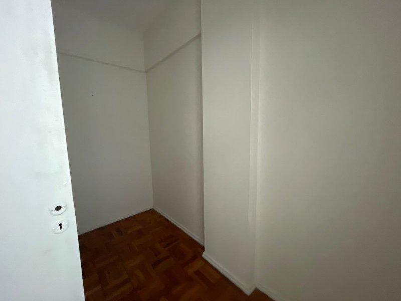 1/4  SALA COM DEPENDENCIA AREA DE SERVIÇO NASCENTE 10 MINUTOS DO PORTO DA BARRA !! Rua Doutor João Pondé Salvador - 