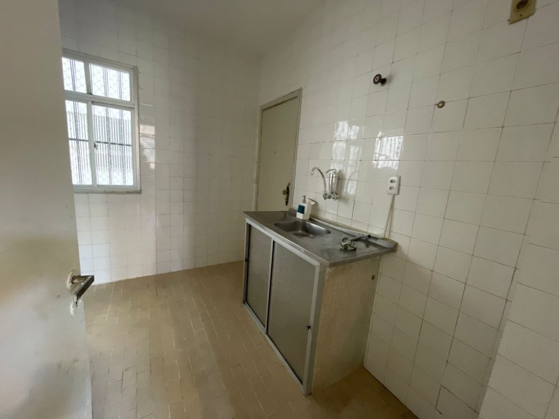 1/4  SALA COM DEPENDENCIA AREA DE SERVIÇO NASCENTE 10 MINUTOS DO PORTO DA BARRA !! Rua Doutor João Pondé Salvador - 