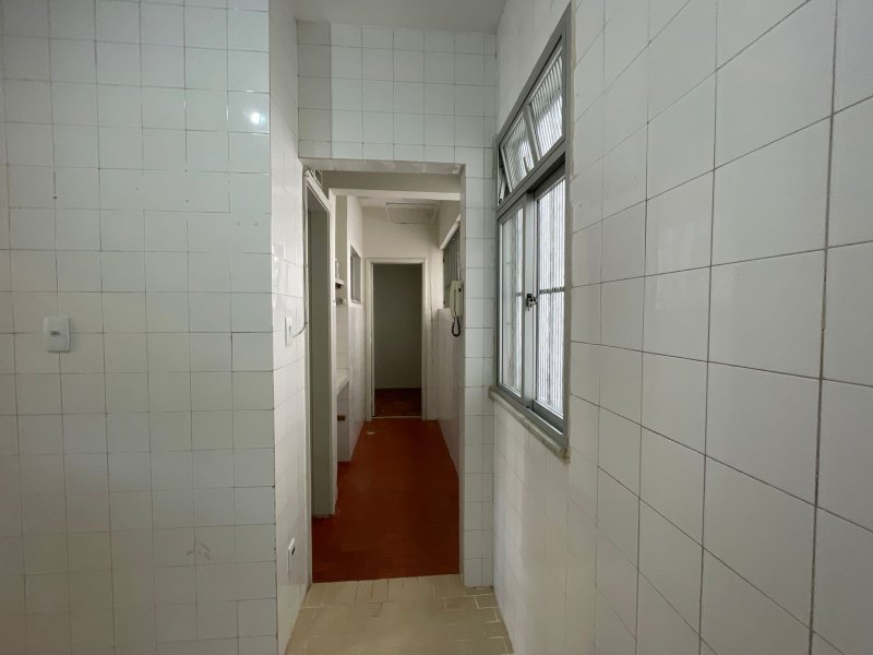 1/4  SALA COM DEPENDENCIA AREA DE SERVIÇO NASCENTE 10 MINUTOS DO PORTO DA BARRA !! Rua Doutor João Pondé Salvador - 