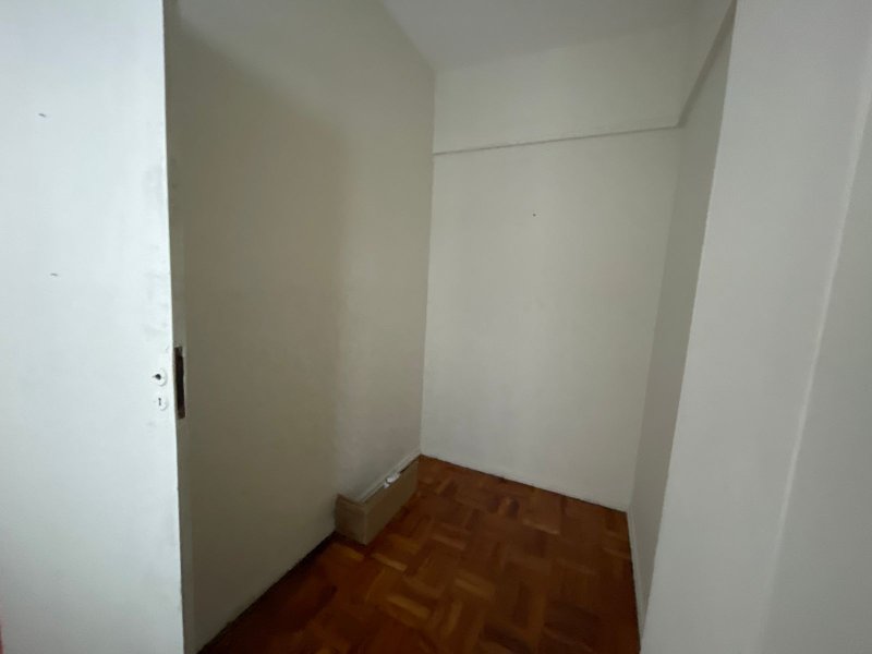 1/4  SALA COM DEPENDENCIA AREA DE SERVIÇO NASCENTE 10 MINUTOS DO PORTO DA BARRA !! Rua Doutor João Pondé Salvador - 