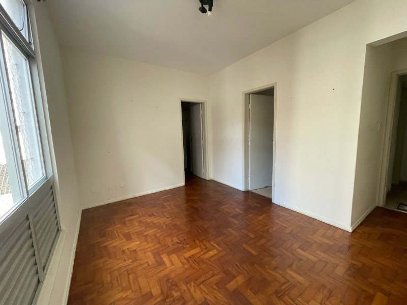 1/4  SALA COM DEPENDENCIA AREA DE SERVIÇO NASCENTE 10 MINUTOS DO PORTO DA BARRA !! Rua Doutor João Pondé Salvador - 