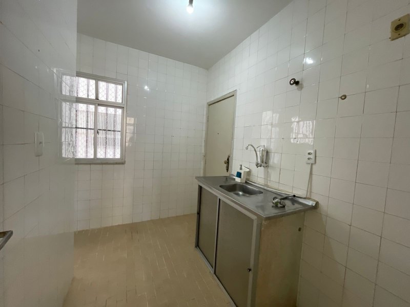 1/4  SALA COM DEPENDENCIA AREA DE SERVIÇO NASCENTE 10 MINUTOS DO PORTO DA BARRA !! Rua Doutor João Pondé Salvador - 