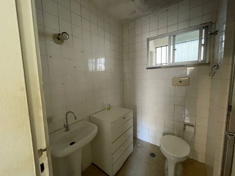 1/4  SALA COM DEPENDENCIA AREA DE SERVIÇO NASCENTE 10 MINUTOS DO PORTO DA BARRA !! Rua Doutor João Pondé Salvador - 
