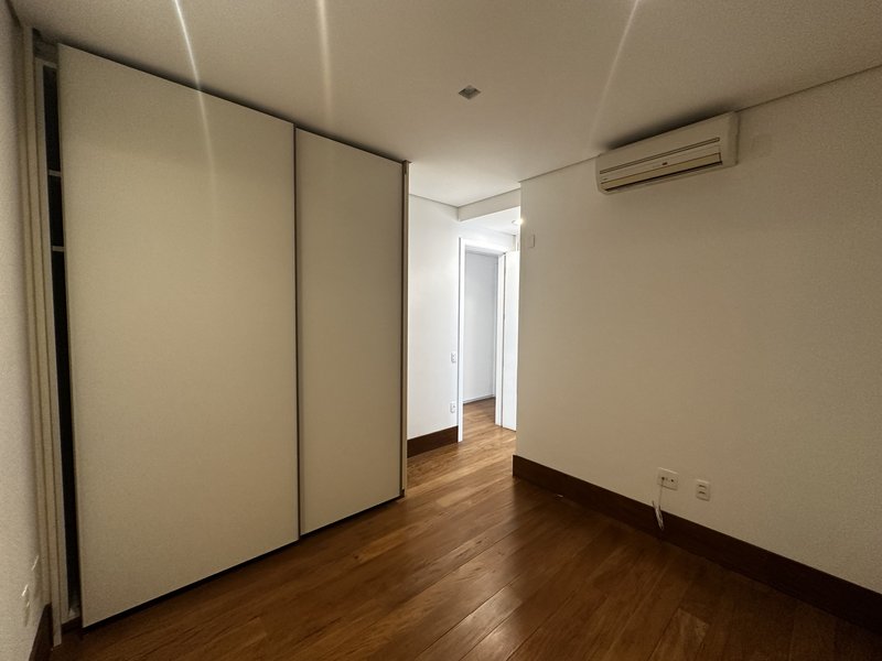 Apartamento para venda com 4 dormitórios, 5 vagas próximo ao Parque Ibirapuera  São Paulo - 