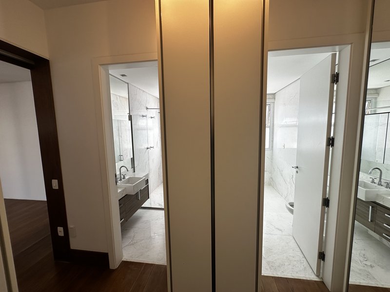 Apartamento para venda com 4 dormitórios, 5 vagas próximo ao Parque Ibirapuera  São Paulo - 
