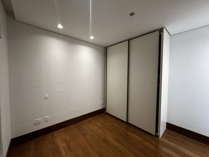 Apartamento para venda com 4 dormitórios, 5 vagas próximo ao Parque Ibirapuera  São Paulo - 