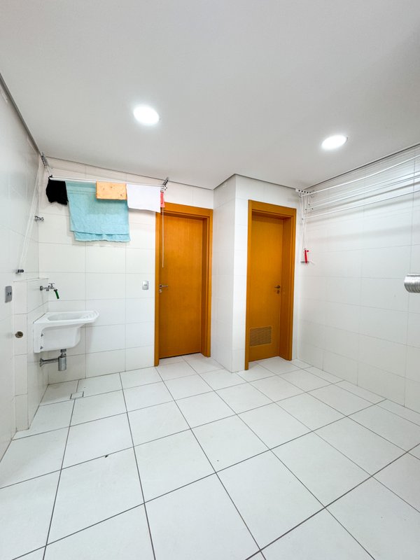 Apartamento de alto padrão em região nobre de Arujá, com 3 suites , 4 vagas Estrada Limoeiro Arujá - 