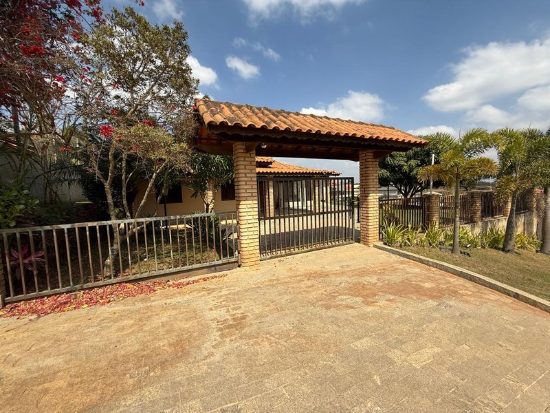 Chácara térrea completa com 230m² no Condomínio 3 Lagos Mairinque Alameda dos Flamboyant Mairinque - 