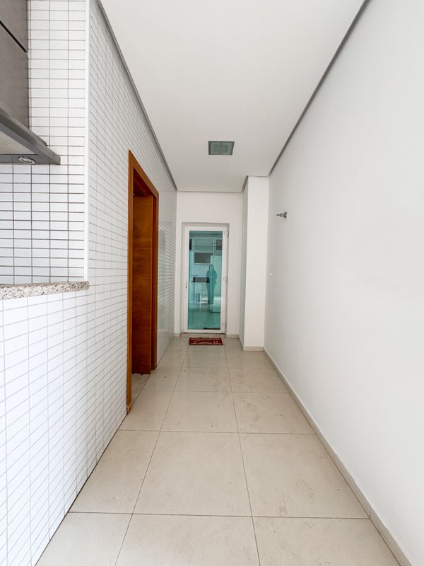 Casa de alto padrão em condominio com 4 suites, localização privilegiada Av. Benedito Manoel dos Santos Arujá - 