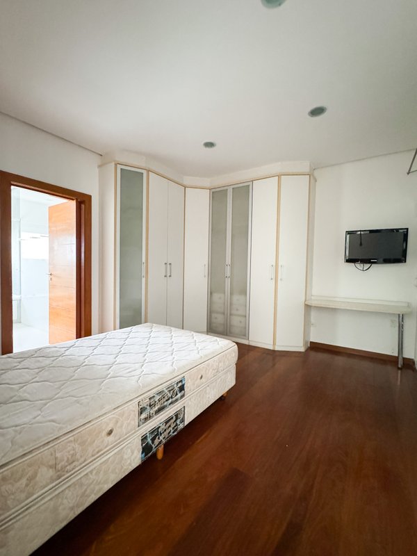 Casa de alto padrão em condominio com 4 suites, localização privilegiada Av. Benedito Manoel dos Santos Arujá - 