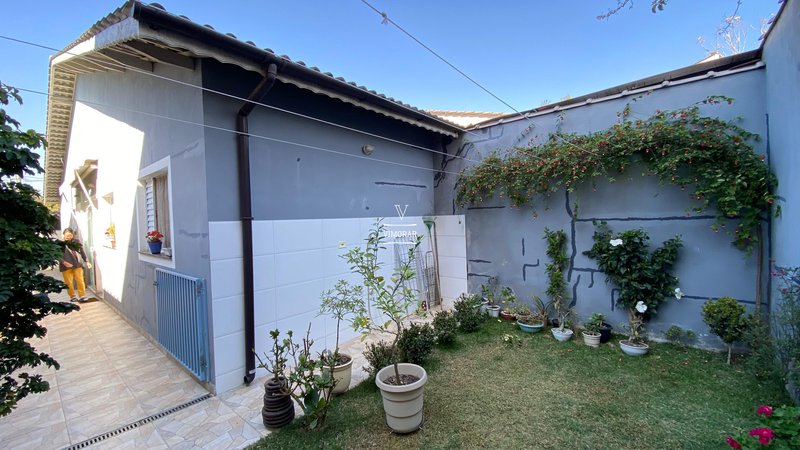 Casa 2 dormitórios sendo 1 suíte + 2 vagas de garagem  Itaquaquecetuba - 
