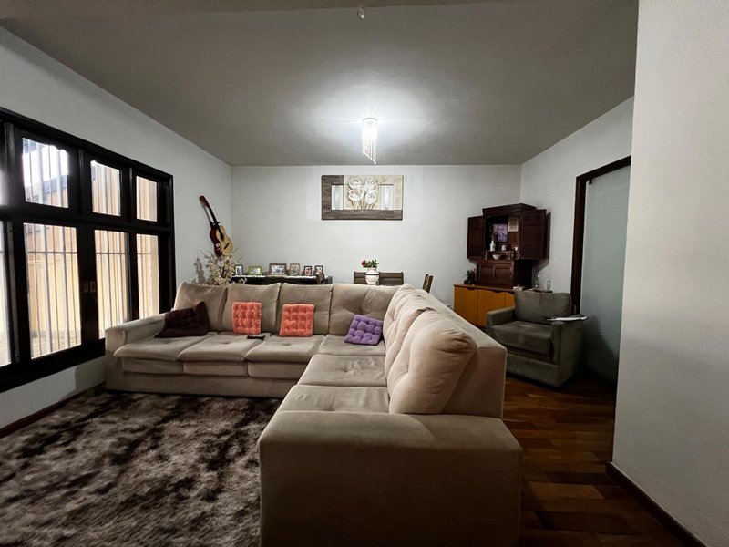 Casa de 442m² com 4 Dormitórios e Edículas no Mogi Moderno  Mogi das Cruzes - 