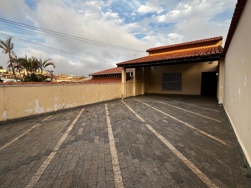 Casa de 442m² com 4 Dormitórios e Edículas no Mogi Moderno  Mogi das Cruzes - 