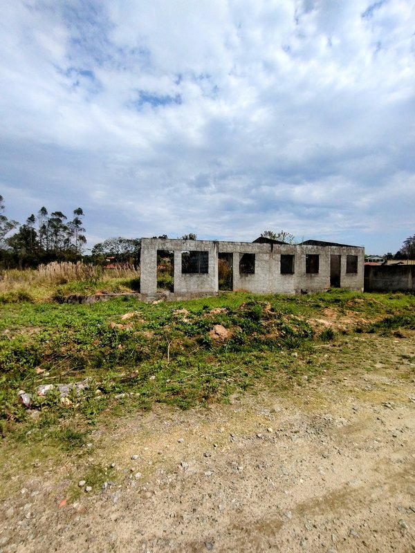 Terreno plano com uma casa semiconstruída  à venda no Ouro Fino  Santa Isabel - 
