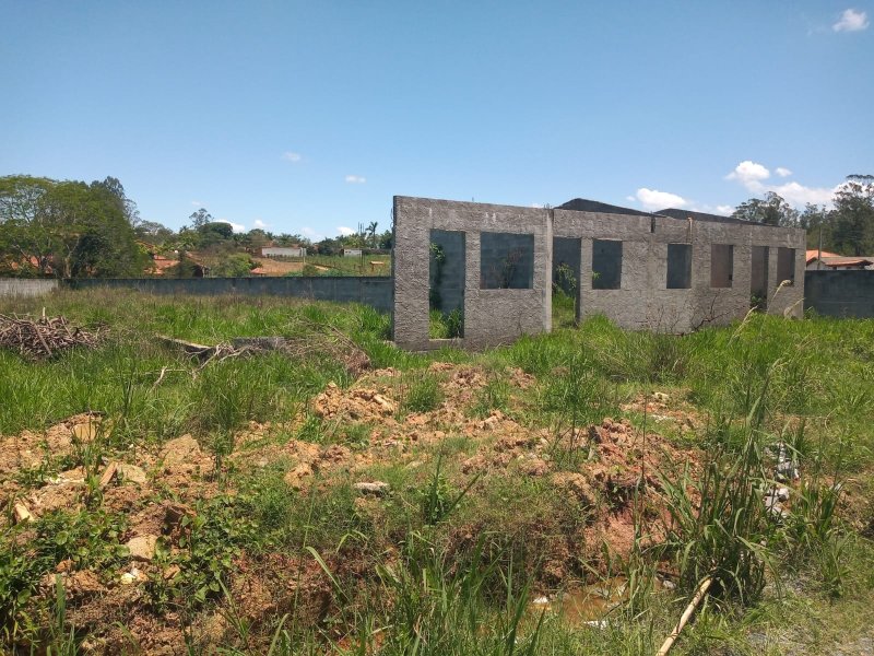 Terreno plano com uma casa semiconstruída  à venda no Ouro Fino  Santa Isabel - 