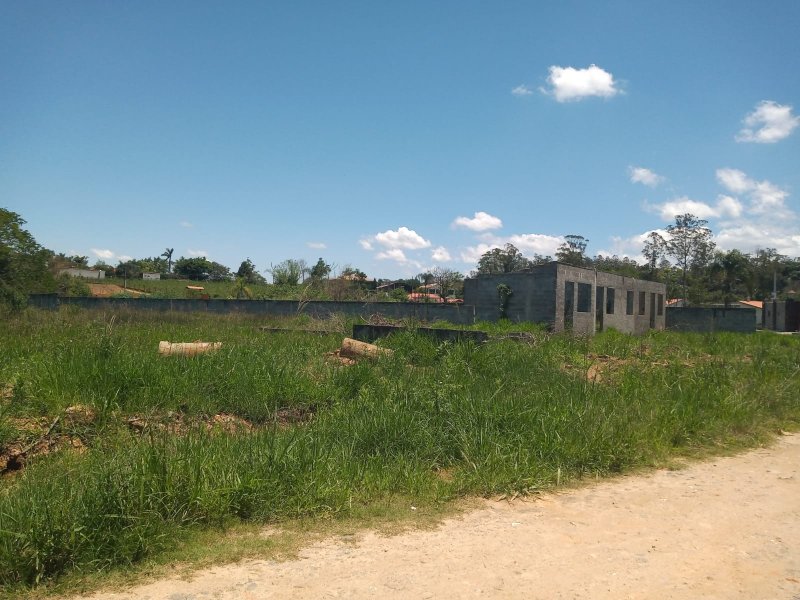 Terreno plano com uma casa semiconstruída  à venda no Ouro Fino  Santa Isabel - 