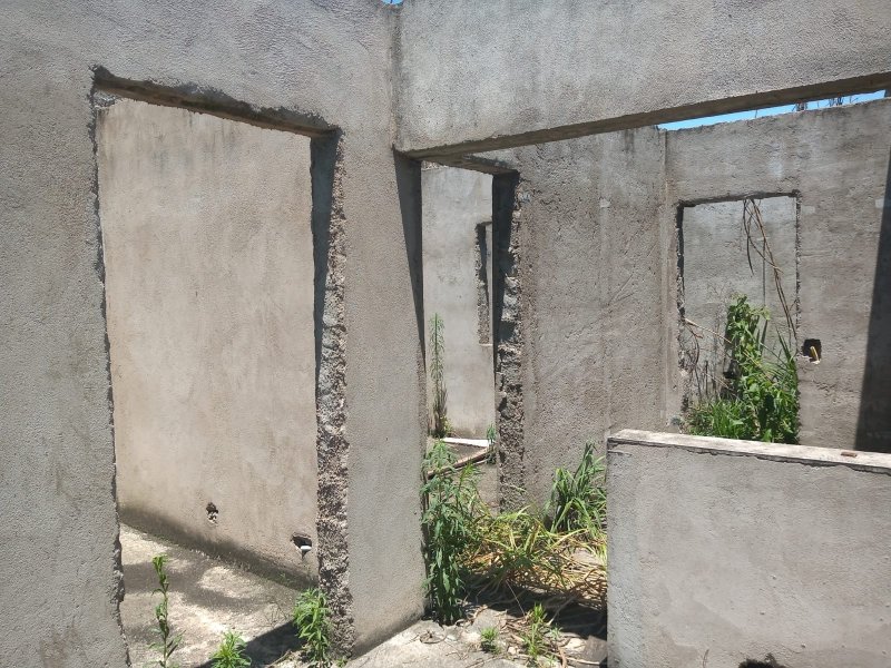 Terreno plano com uma casa semiconstruída  à venda no Ouro Fino  Santa Isabel - 