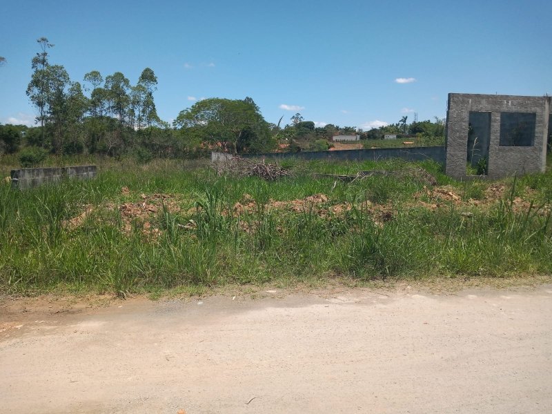 Terreno plano com uma casa semiconstruída  à venda no Ouro Fino  Santa Isabel - 
