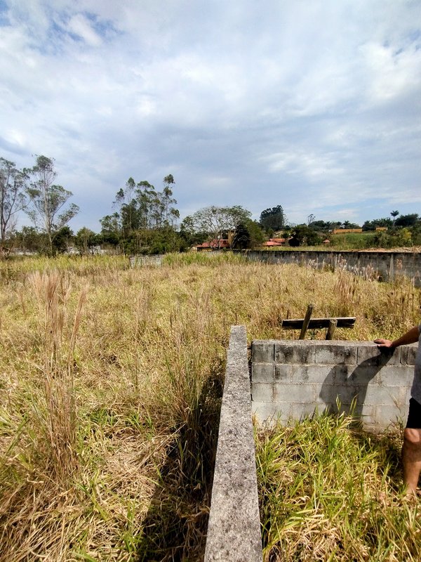 Terreno plano com uma casa semiconstruída  à venda no Ouro Fino  Santa Isabel - 