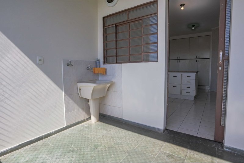 Casa Comercial à venda, 388m - 6 Dormitorios - R$ 730.000 - Jd. Maria do Carmo - Sorocaba Rua Francisco Xavier de Barros Sorocaba - 