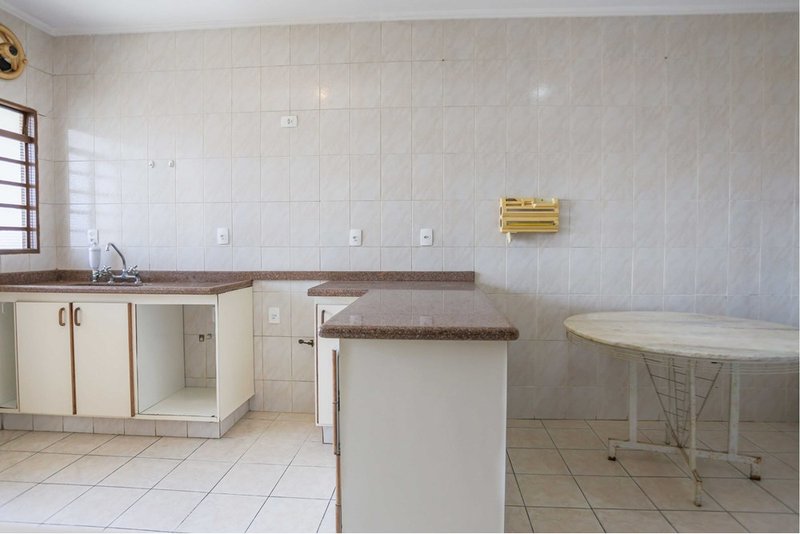 Casa Comercial à venda, 388m - 6 Dormitorios - R$ 730.000 - Jd. Maria do Carmo - Sorocaba Rua Francisco Xavier de Barros Sorocaba - 