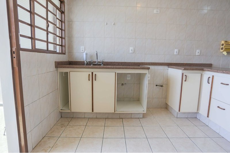 Casa Comercial à venda, 388m - 6 Dormitorios - R$ 730.000 - Jd. Maria do Carmo - Sorocaba Rua Francisco Xavier de Barros Sorocaba - 