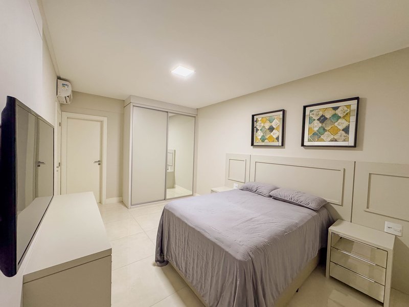 RESIDENCIAL JOIA DO OCEANO / Apartamento pronto para moradia, com sacada e churrasqueira Rua 256 Itapema - 