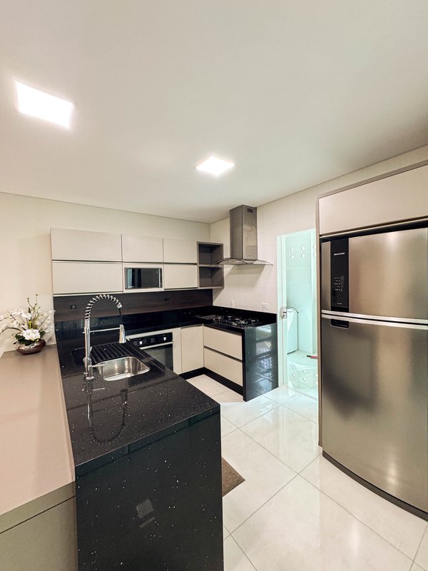 RESIDENCIAL JOIA DO OCEANO / Apartamento pronto para moradia, com sacada e churrasqueira Rua 256 Itapema - 