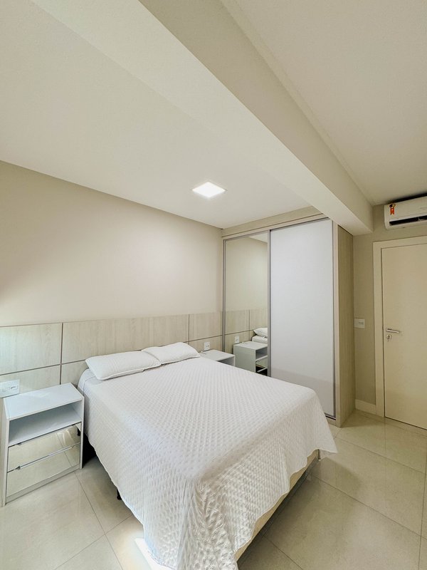 RESIDENCIAL JOIA DO OCEANO / Apartamento pronto para moradia, com sacada e churrasqueira Rua 256 Itapema - 