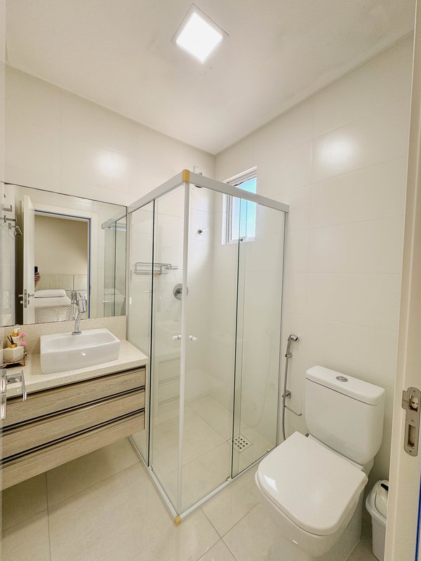 RESIDENCIAL JOIA DO OCEANO / Apartamento pronto para moradia, com sacada e churrasqueira Rua 256 Itapema - 