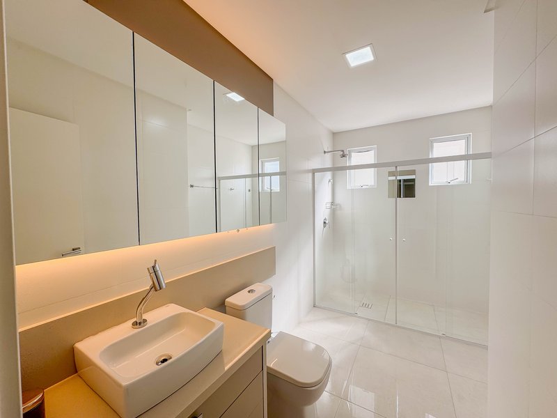 RESIDENCIAL JOIA DO OCEANO / Apartamento pronto para moradia, com sacada e churrasqueira Rua 256 Itapema - 
