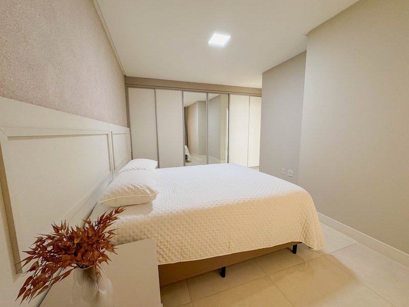 RESIDENCIAL JOIA DO OCEANO / Apartamento pronto para moradia, com sacada e churrasqueira Rua 256 Itapema - 