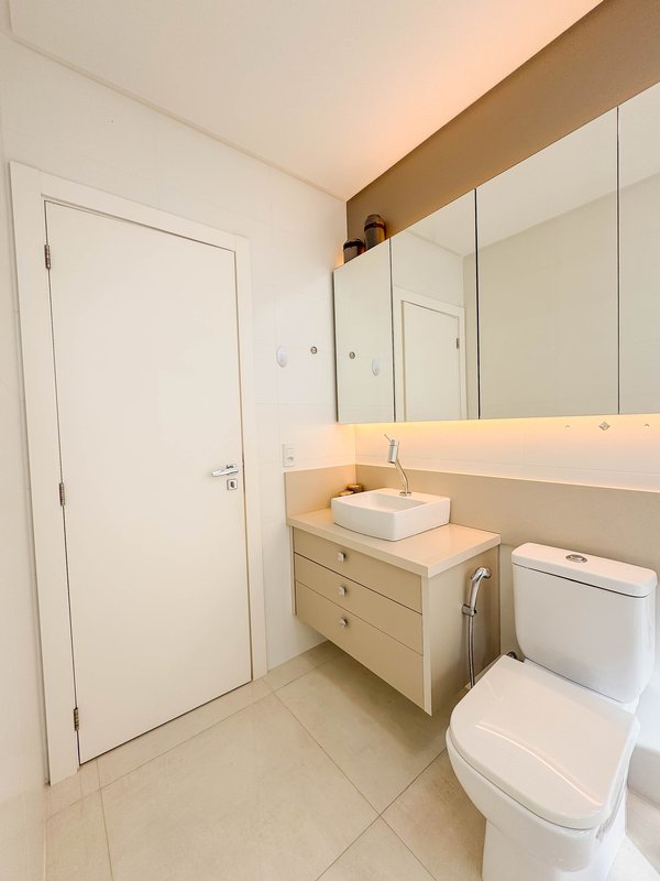 RESIDENCIAL JOIA DO OCEANO / Apartamento pronto para moradia, com sacada e churrasqueira Rua 256 Itapema - 