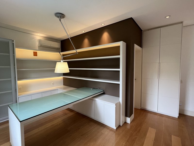 CASA A VENDA – LINDA – 402m2 – SOLAR - LUXO COM CUSTO-BENEFÍCIO Rua Aziz Nader São Paulo - 