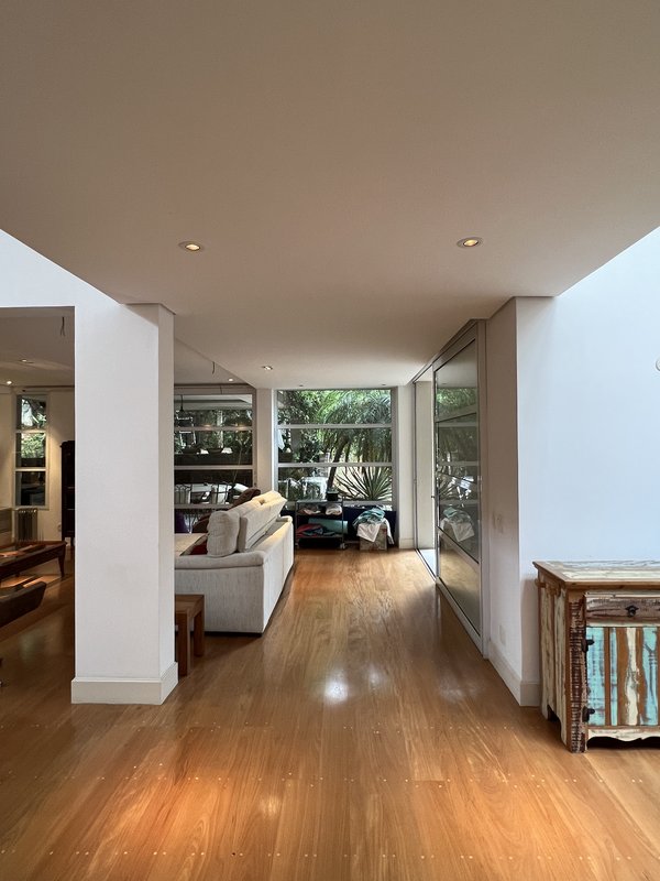CASA A VENDA – LINDA – 402m2 – SOLAR - LUXO COM CUSTO-BENEFÍCIO Rua Aziz Nader São Paulo - 