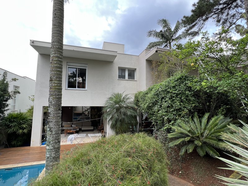 CASA A VENDA – LINDA – 402m2 – SOLAR - LUXO COM CUSTO-BENEFÍCIO Rua Aziz Nader São Paulo - 