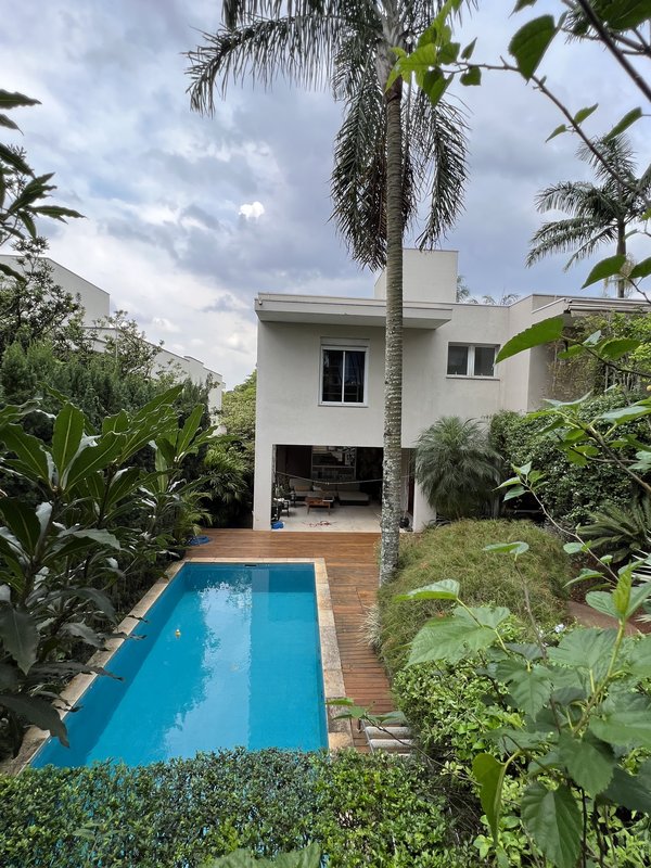 CASA A VENDA – LINDA – 402m2 – SOLAR - LUXO COM CUSTO-BENEFÍCIO Rua Aziz Nader São Paulo - 