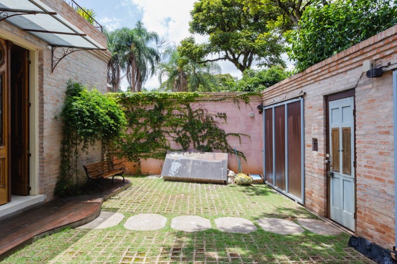 CASA A VENDA – AMPLA ESTILO PROVENÇAL – 600m2 – SOLAR - LUXO COM SUSTENTABILIDADE Avenida Professor Rubens Gomes de Souza São Paulo - 