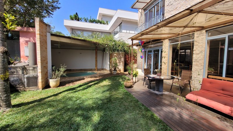 CASA A VENDA – AMPLA ESTILO PROVENÇAL – 600m2 – SOLAR - LUXO COM SUSTENTABILIDADE Avenida Professor Rubens Gomes de Souza São Paulo - 